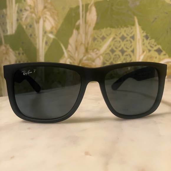Classic Ray Ban Sunglasses with Case - Picture 2 of 3